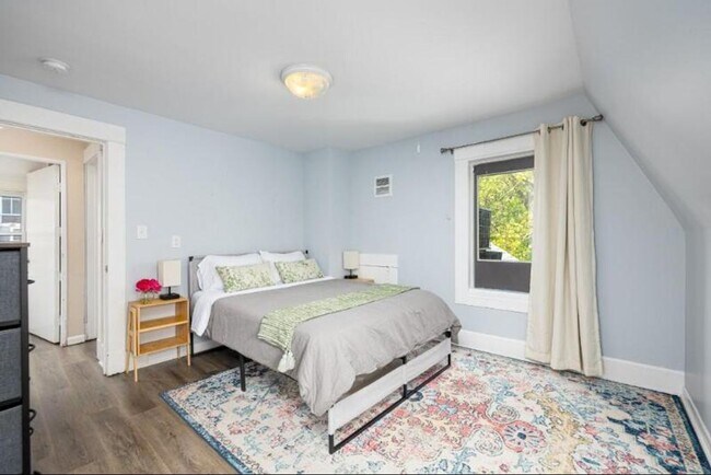 Building Photo - Walk to Downtown Ann Arbor - 3 bed/2 bath