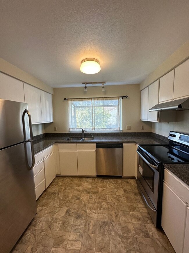 Building Photo - Top Floor 2 bed Condo in Renton available ...