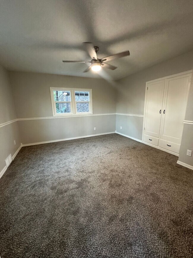 Building Photo - Renovated 3 bedroom + bonus room & finishe...