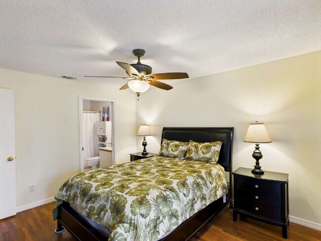 Building Photo - Furnished 2BR/2BA Lakefront Condo – 12-Month Lease in Abbey On The Lake I