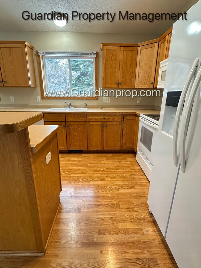 Building Photo - Single Family Home, Dishwasher, New Carpet...