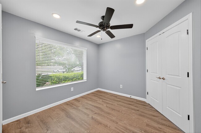 Building Photo - 10106 Shadow Pine Dr