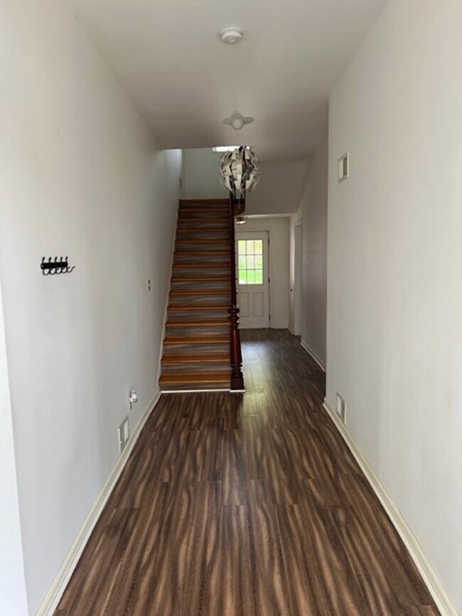 Building Photo - Spacious home 4 bedroom 2 1/2 bath Pittsburgh PA 15201