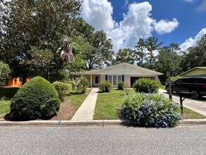 Building Photo - Beautiful 4/2 in Lakewood Estates