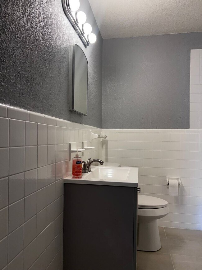 Building Photo - Remodeled 3 Bed 2 bath