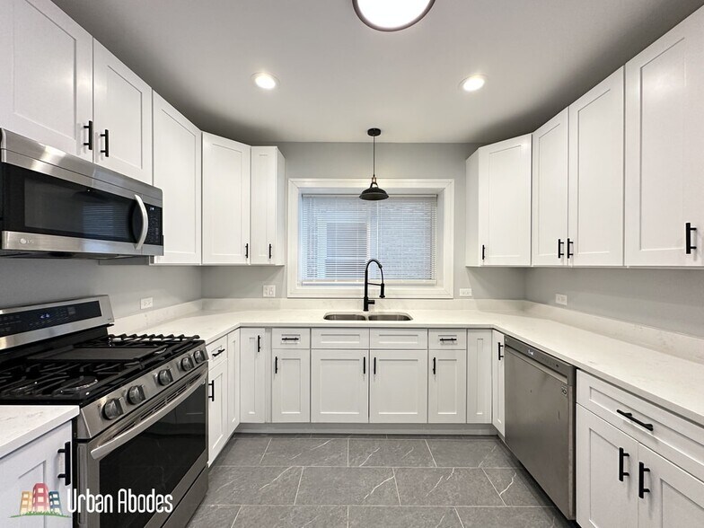 Building Photo - 5510 N Luna Ave