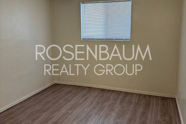 Building Photo - Spacious 1-bed, 1-bath apartment in the he...