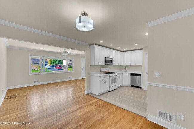 Building Photo - 895 Raleigh Dr