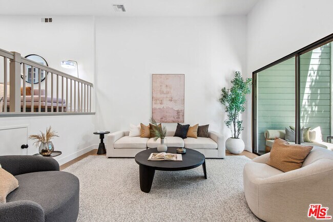 Building Photo - 3516 Vía Dolce