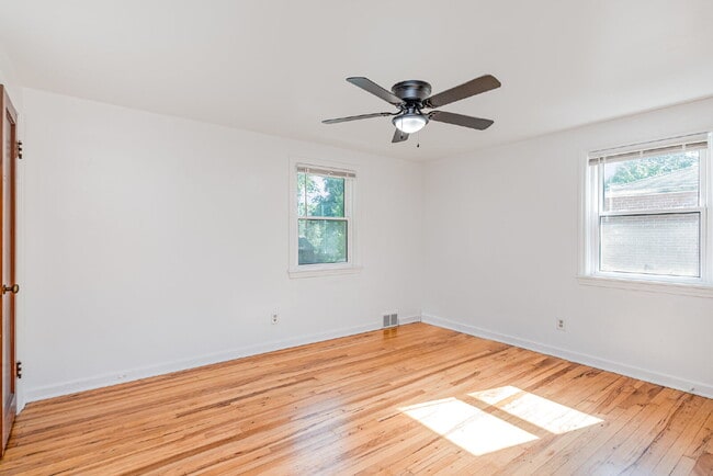 Building Photo - 2 Bedroom Duplex  $1050/Month