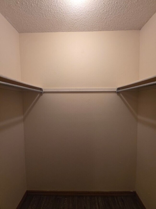 Building Photo - 300 N Hartford Ave