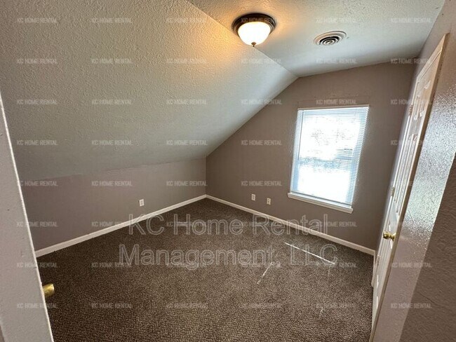 Building Photo - 4221 E 60 Terrace