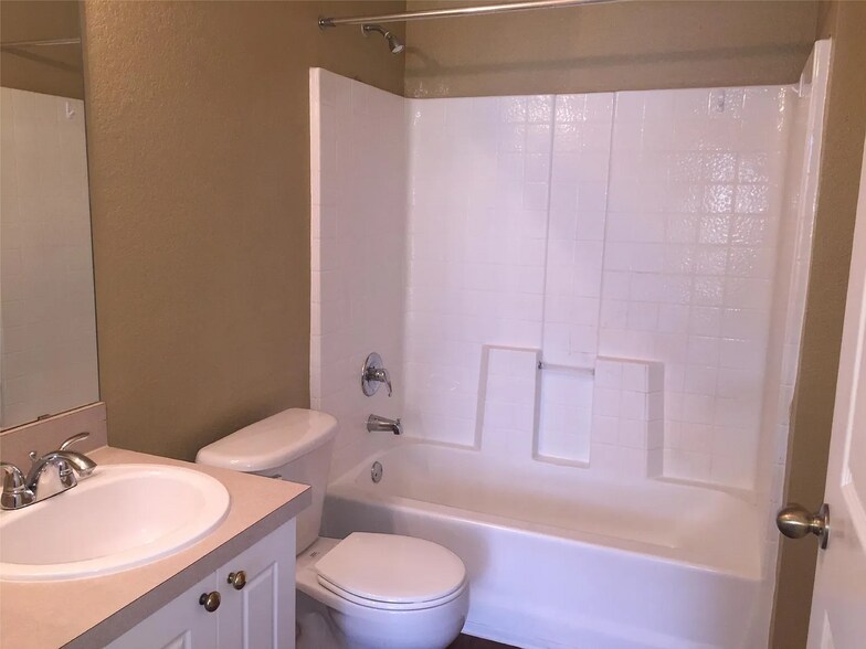 Building Photo - 860 Grand Regency Pointe