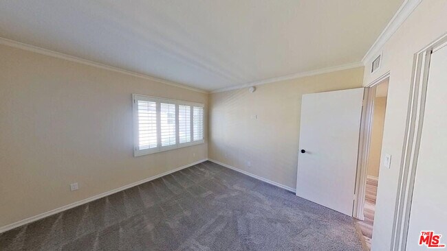 Building Photo - 4754 La Villa Marina
