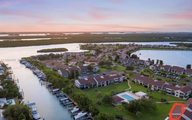 Building Photo - 3207 S Lakeview Cir