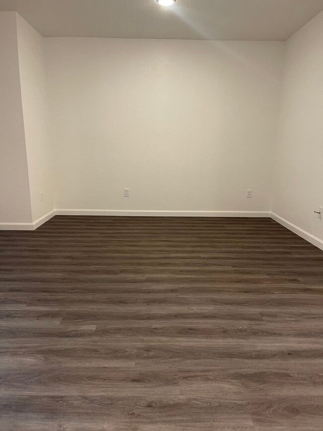 Building Photo - 2 WEEKS FREE RENT November Special - Townh...