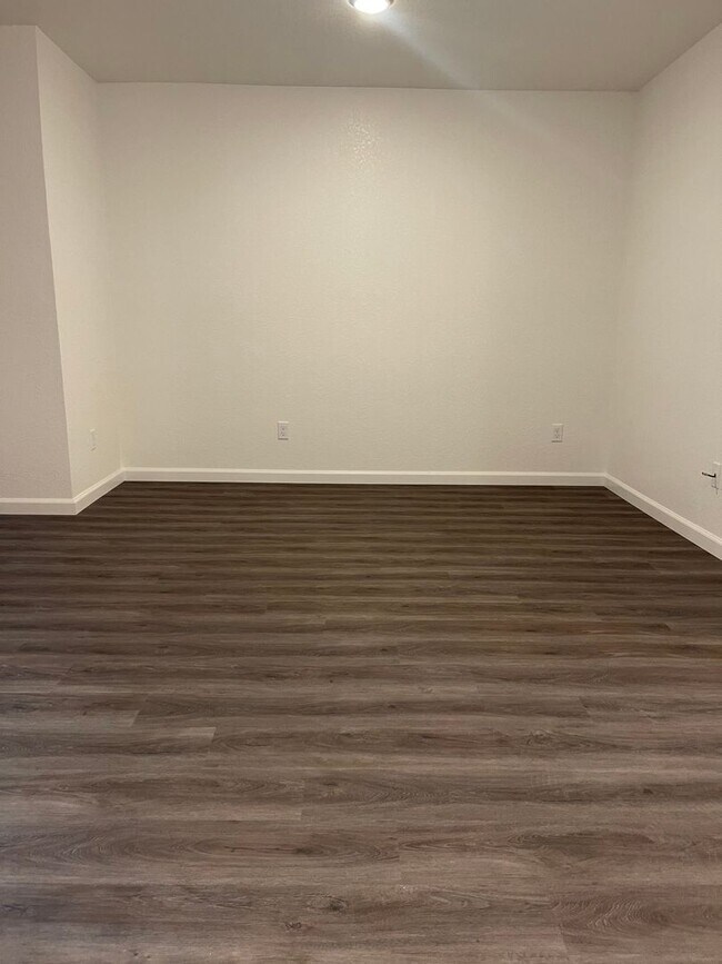 Building Photo - Townhouse in a gated community near Creeks...