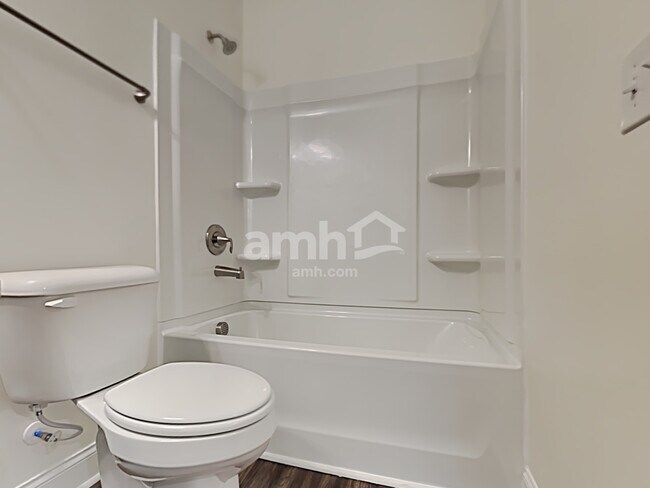 Building Photo - 605 W Lionel Rd