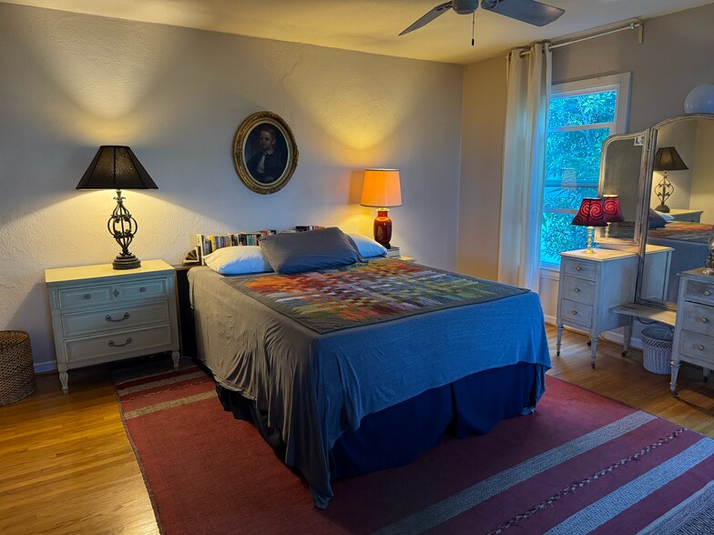 Building Photo - 8301 Marmont Ln