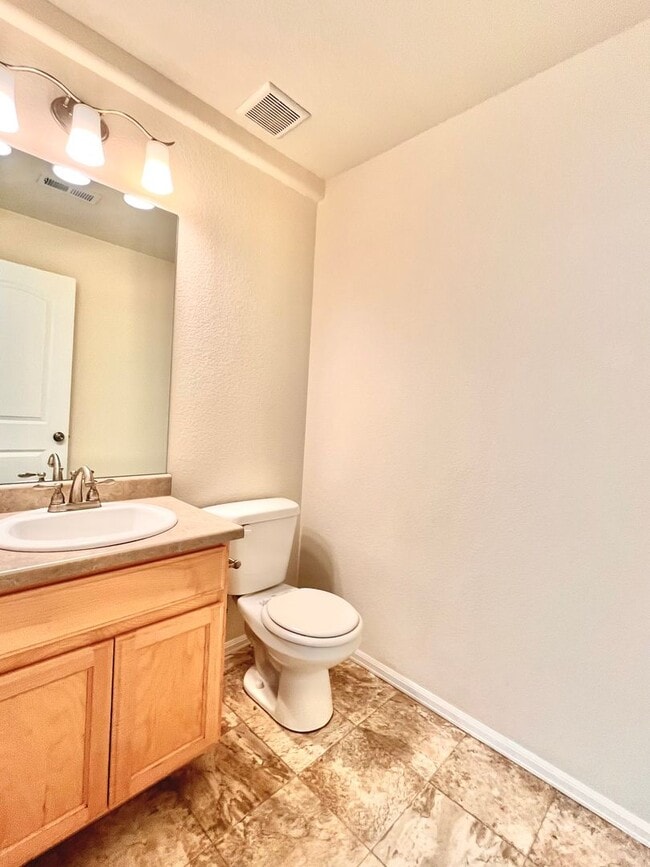 Building Photo - Spacious 3 Bedroom, 2.5 Bathroom Just South of Loveland