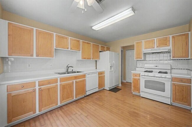 Building Photo - 2025 Baramore Oaks Dr