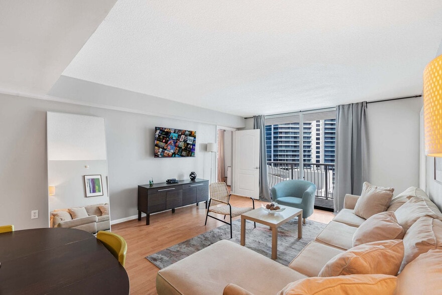 Building Photo - 1200 Brickell Bay Dr
