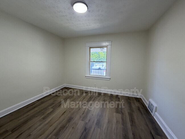 Building Photo - 3524 E 143rd St