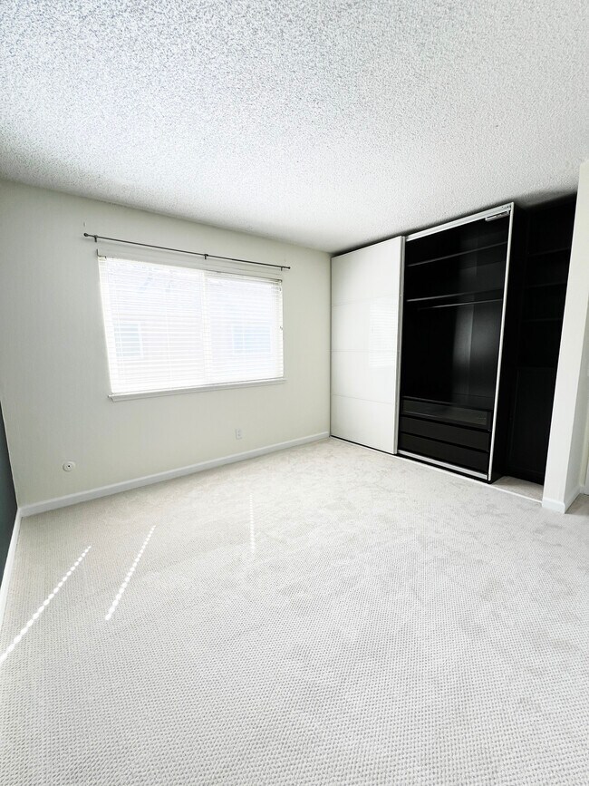 Building Photo - 2452 W Bayshore Rd