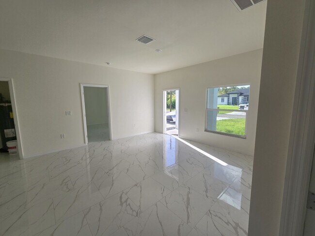 Building Photo - Great location in Lehigh Acres-Three Bedroom 2 bath/ Large Back yard!