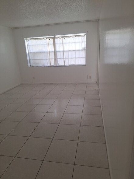 Building Photo - 5061 W Oakland Park Blvd