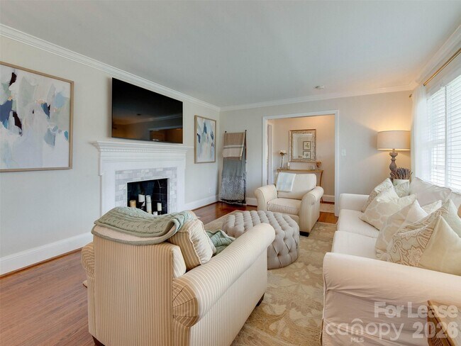 Building Photo - 3221 Sunset Dr