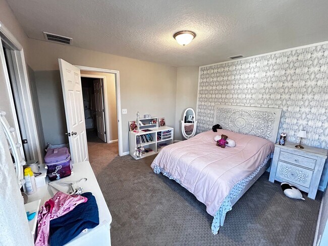 Building Photo - ? Immaculate 4 Bedroom, 3 Bath Home in Sto...