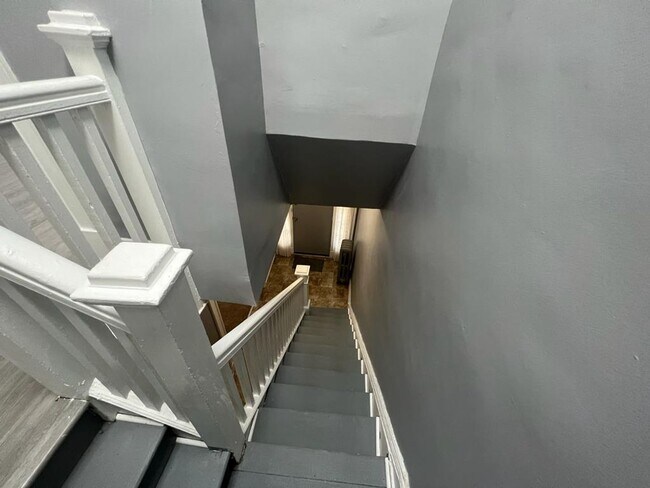 Building Photo - Big 2 bedroom home, fully rehabbed with laundry in home