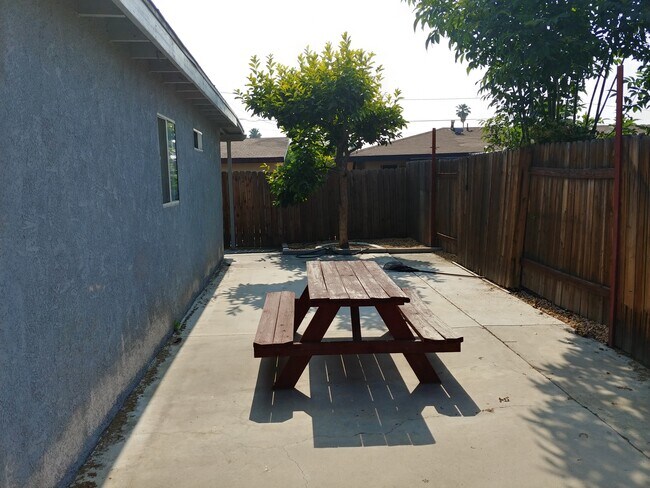 Building Photo - 10642 Coloma St