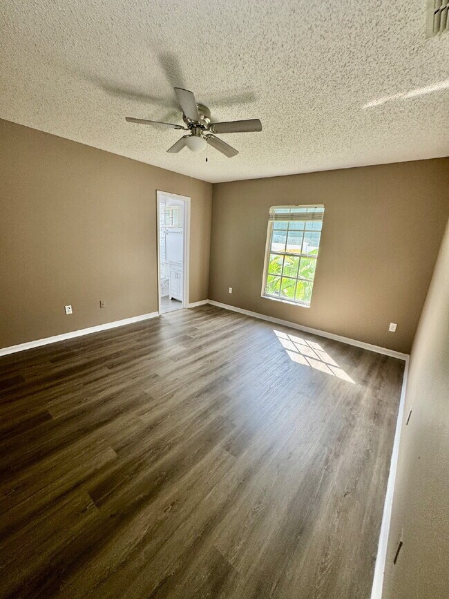 Building Photo - 3 Bed, 2 Bath Tampa Home Walking Distance ...
