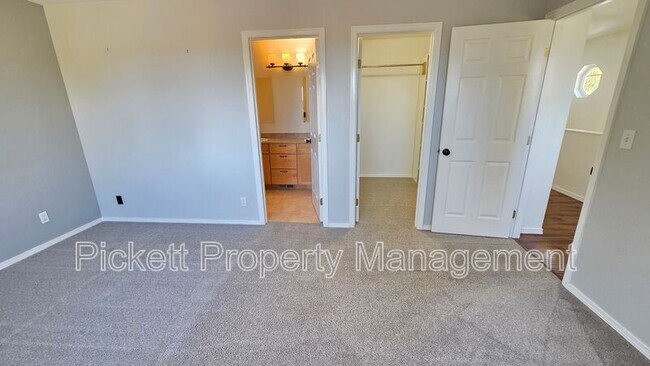 Building Photo - 1733 N Wycoff Ave