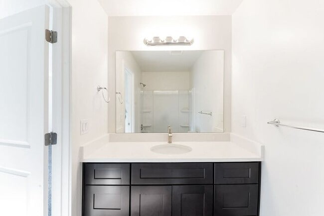 Building Photo - Remodeled Vineyard Townhome w/ 2 Car Garage