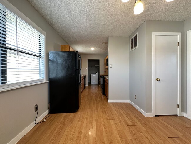 Building Photo - Beautiful 3 Bed / 2 Bath Two-Story Home