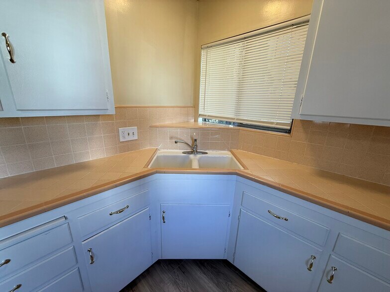 Building Photo - 330 E Fairview Ave