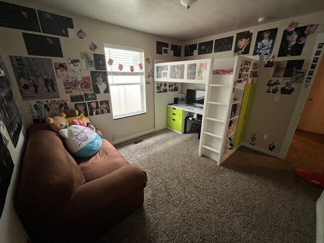 Building Photo - Comfortable Living in a Beautiful, Well-Kept Home