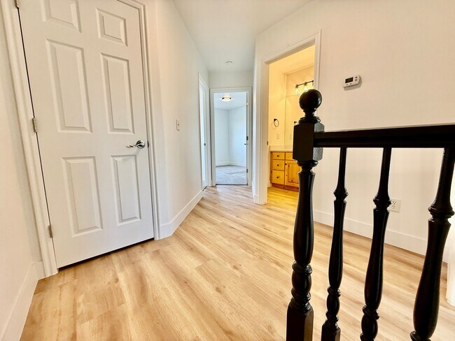 Building Photo - Remodeled 3-BR Lexington Townhome - End Unit
