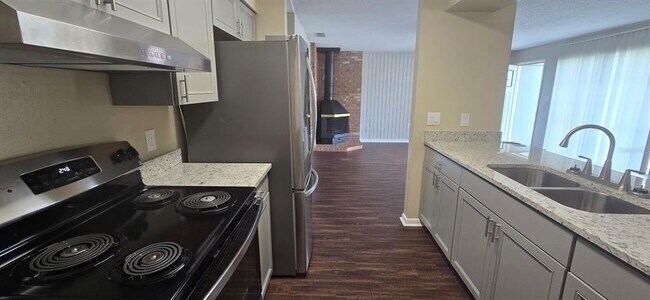 Building Photo - 4050 SE 22nd Ave