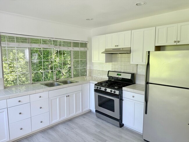 Building Photo - 358 N San Vicente Blvd