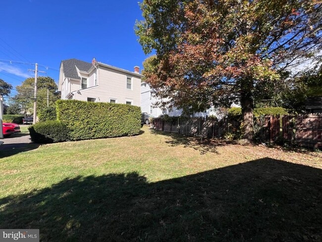 Building Photo - 102 Tennis Ave