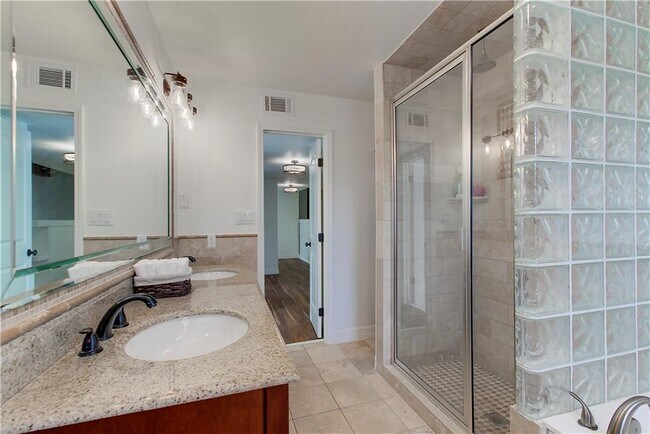 Building Photo - 9305 Granada Hills Dr