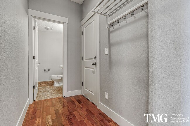 Building Photo - Large Pet Friendly 3 bed 2.5 bath home in ...