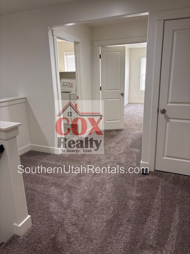 Building Photo - Beautiful Desert Canyon 4 Bedroom / 2.5 Ba...