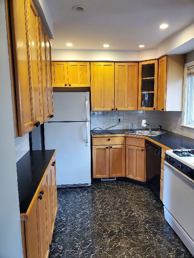 Building Photo - Beautiful, sprawling, brick ranch - $1600/mo