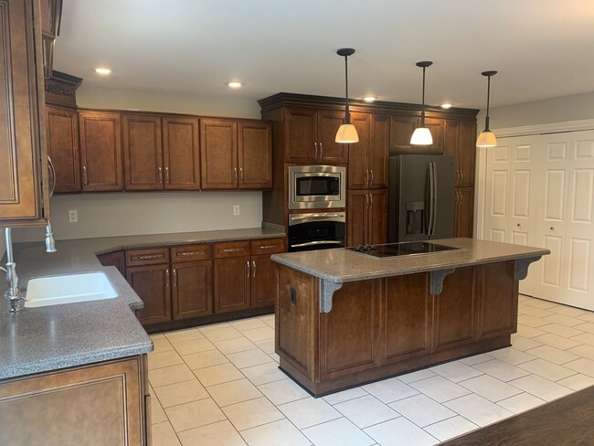 Building Photo - 3 Bed, 2 Bath Home w/ 1 Car Garage and Fen...