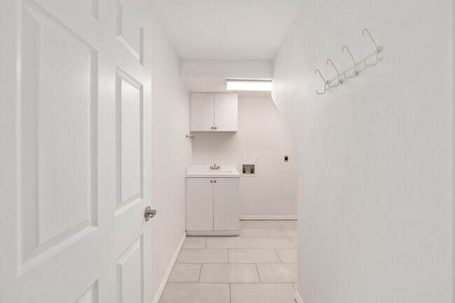 Building Photo - Beautiful Hom in India Station